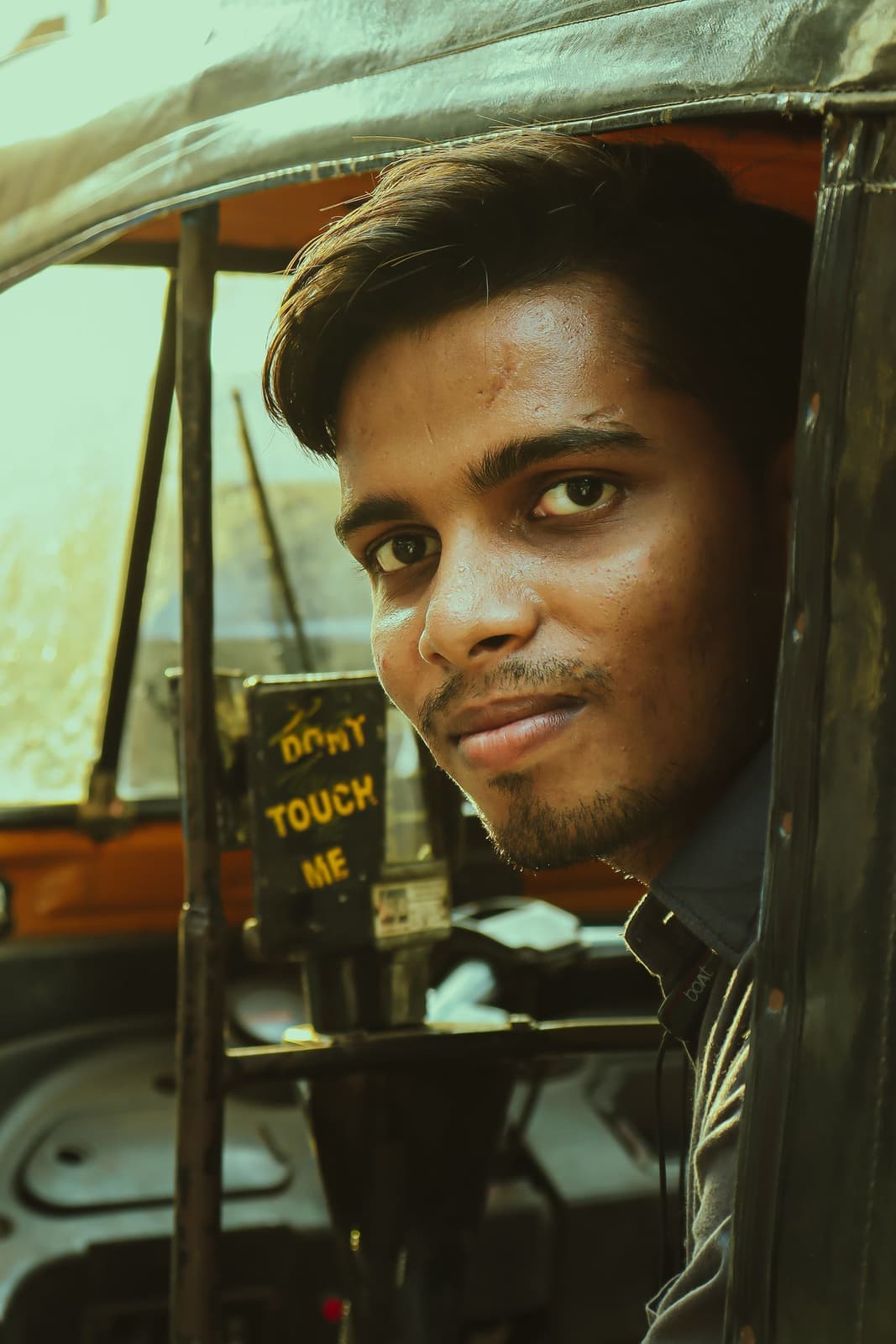 मुंबईतील एक तरुण ऑटो-रिक्षा ड्रायव्हर